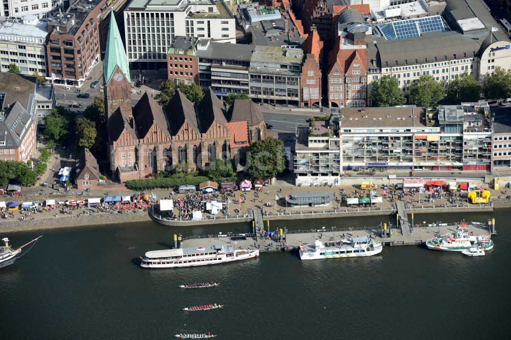 Bremen aus der Vogelperspektive: Flußverlauf der Weser entlang des Stadtzentrums im Innenstadtbereich in Bremen