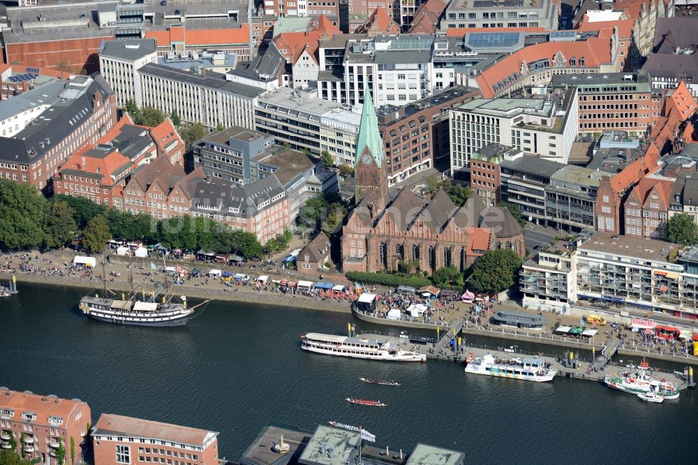 Luftbild Bremen - Flußverlauf der Weser entlang des Stadtzentrums im Innenstadtbereich in Bremen