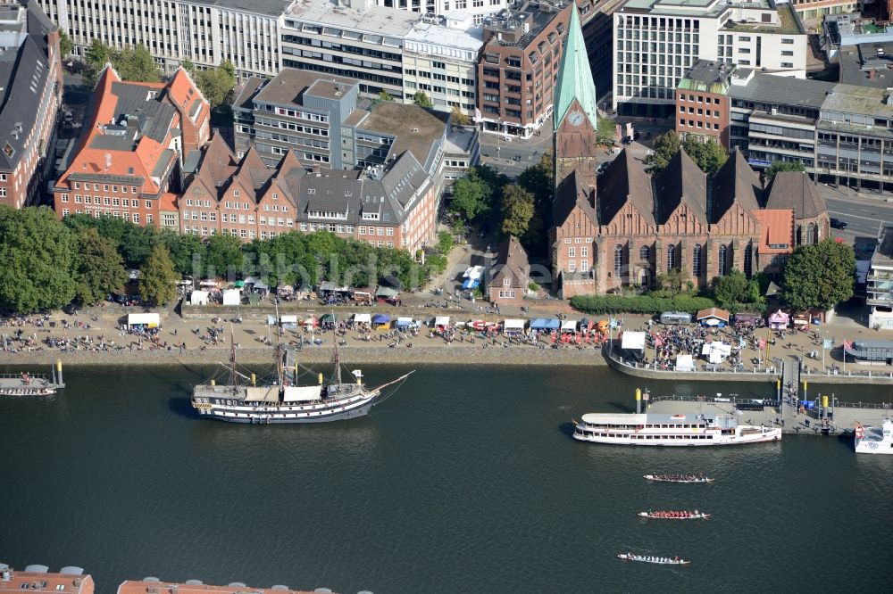 Luftaufnahme Bremen - Flußverlauf der Weser entlang des Stadtzentrums im Innenstadtbereich in Bremen