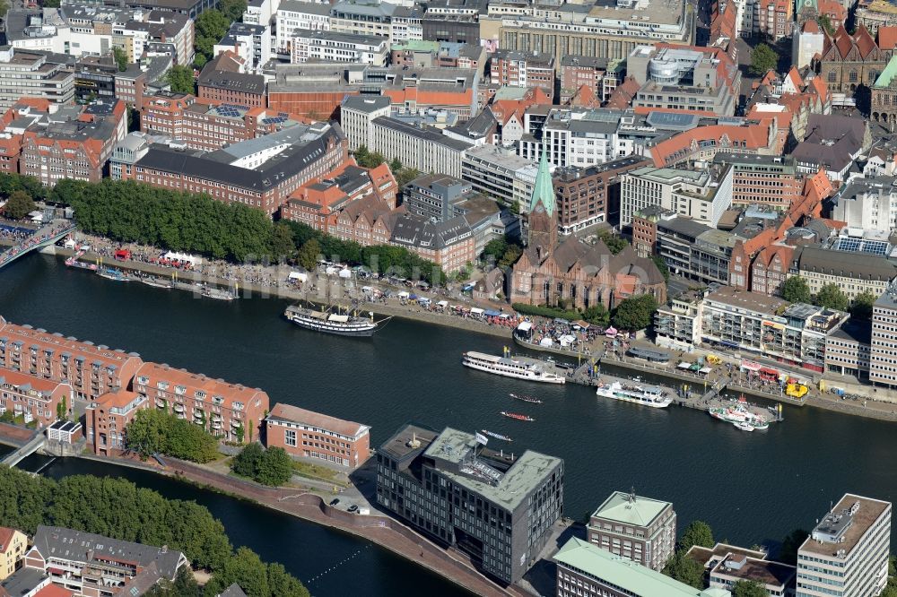 Bremen aus der Vogelperspektive: Flußverlauf der Weser entlang des Stadtzentrums im Innenstadtbereich in Bremen