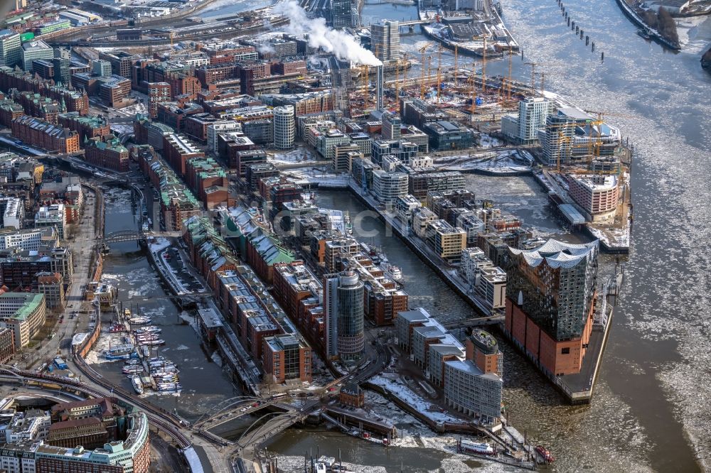 Luftaufnahme Hamburg - Flußverlaufes der Elbe an der Speicherstadt im Ortsteil HafenCity in Hamburg, Deutschland