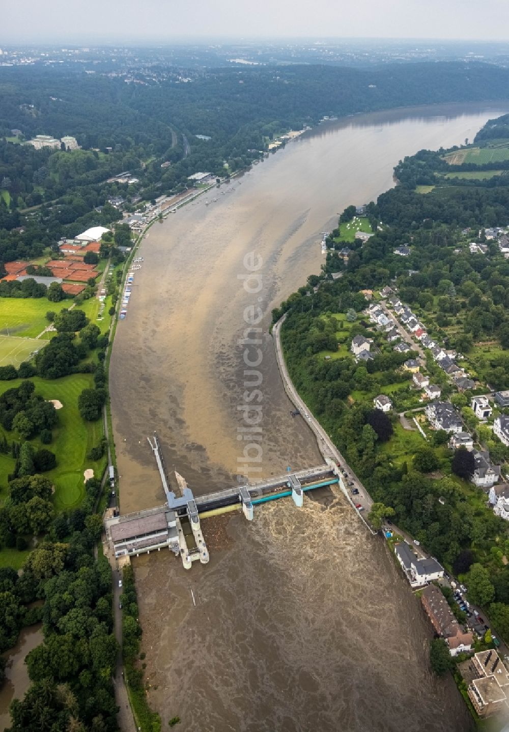 Luftaufnahme Essen - Flut an der Staustufe am Ufer des Flußverlauf der Baldeneysee Stauwehr im Ortsteil Werden in Essen im Bundesland Nordrhein-Westfalen, Deutschland