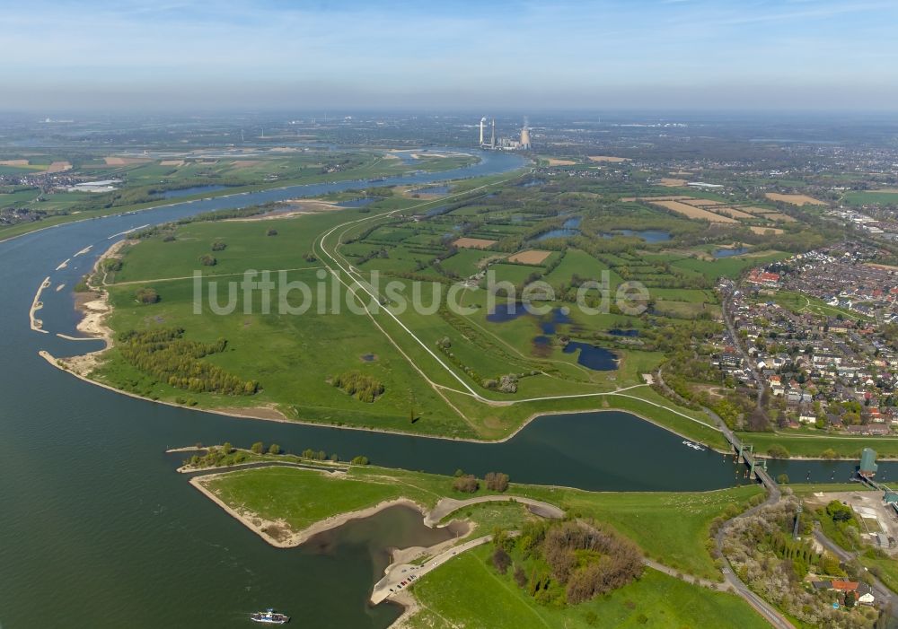 Luftbild Duisburg, Baerl - Flutungs- Wiesenlandschaft am Ufer des Rhein bei Baerl in Duisburg im Bundesland Nordrhein-Westfalen