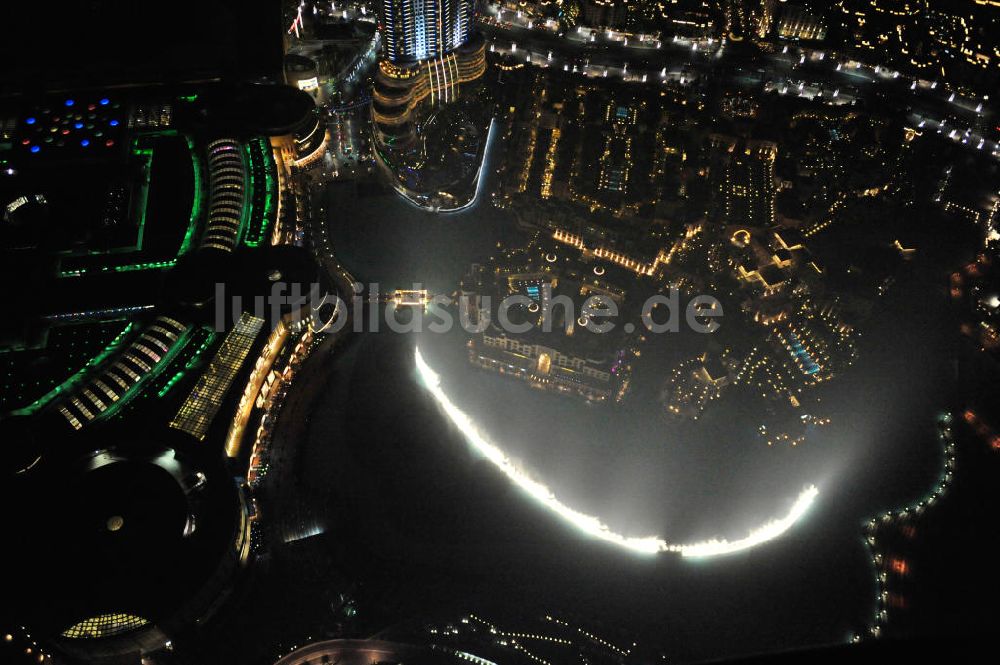 Luftaufnahme DUBAI / DUBAYY - Fontänenspiel der Dubai Fontain im See am Fuß des Burj Khalifa in Dubai