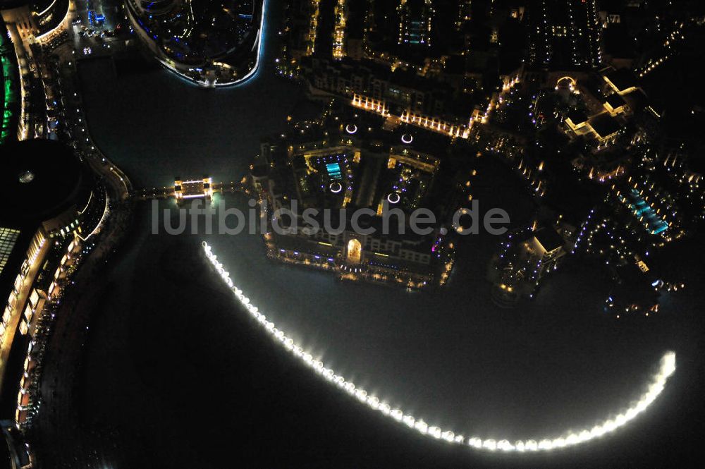 Luftaufnahme DUBAI / DUBAYY - Fontänenspiel der Dubai Fontain im See am Fuß des Burj Khalifa in Dubai