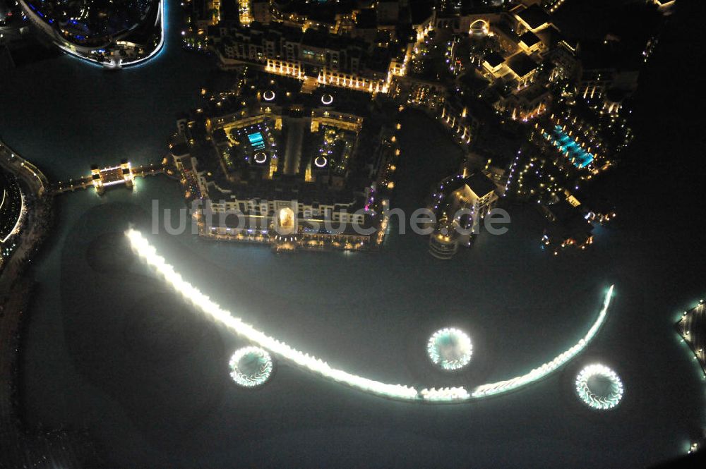 DUBAI / DUBAYY von oben - Fontänenspiel der Dubai Fontain im See am Fuß des Burj Khalifa in Dubai