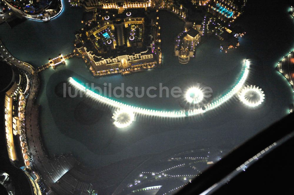 DUBAI / DUBAYY aus der Vogelperspektive: Fontänenspiel der Dubai Fontain im See am Fuß des Burj Khalifa in Dubai