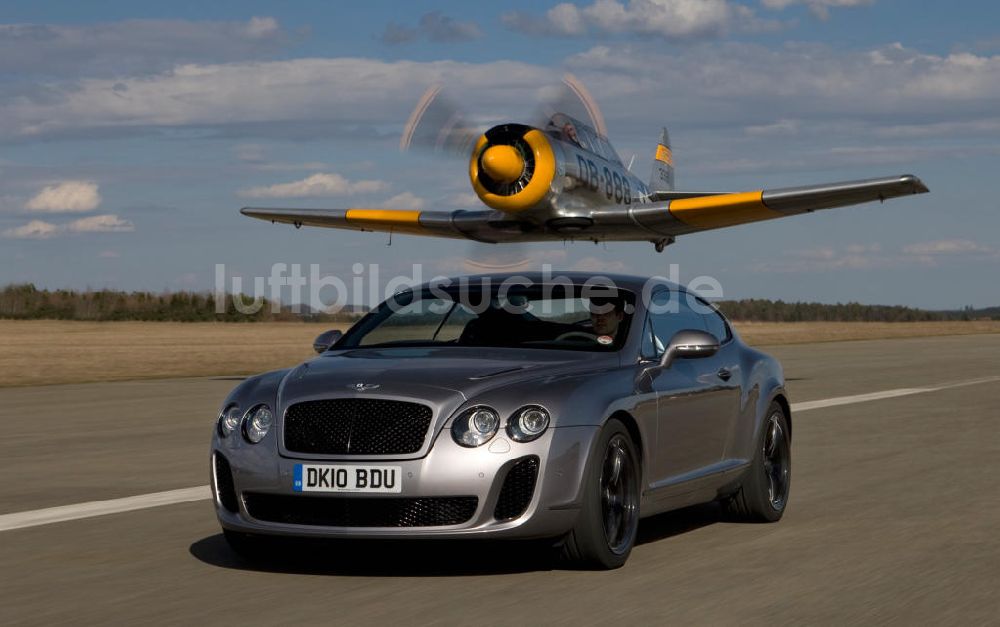 Luftbild Neuhausen ob Eck - Formation T6 - Bentley auf dem Flugplatz Neuhausen ob Eck in Baden-Württemberg