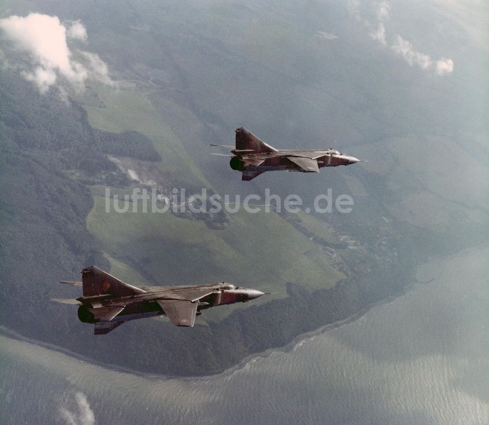 Peenemünde aus der Vogelperspektive: Formationsflug eines Paars Jagdflugzeuge vom Typ Mig 23 der DDR- Luftstreitkräfte - Luftverteidigung