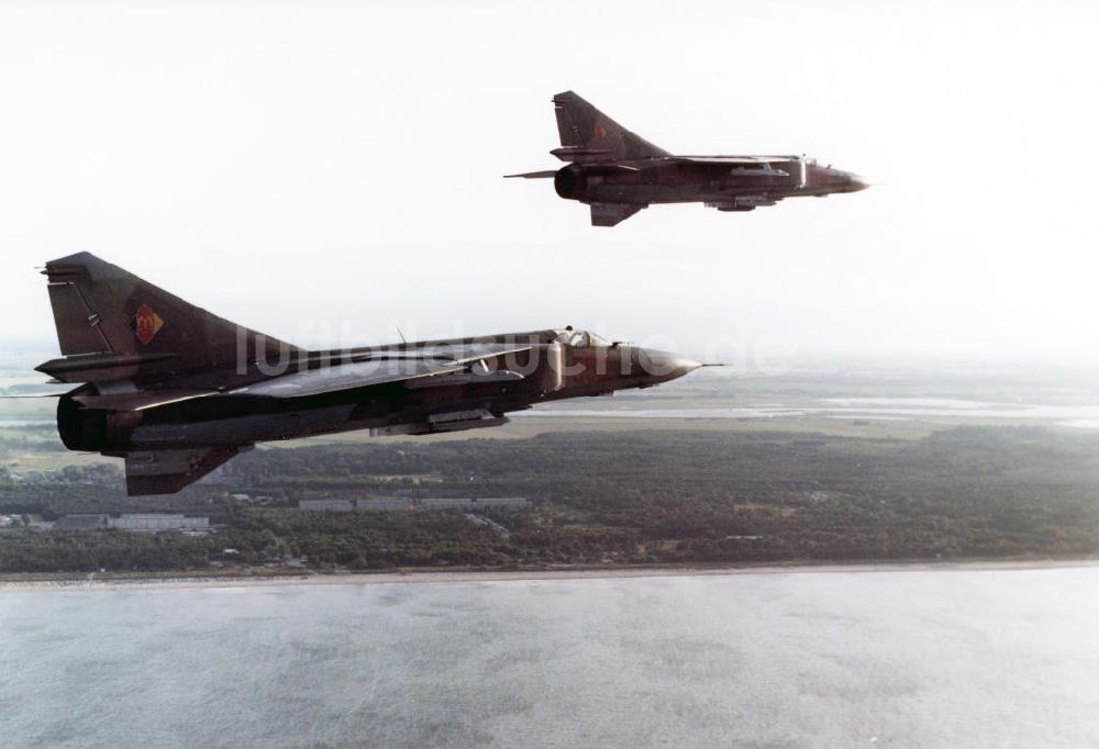 Peenemünde von oben - Formationsflug eines Paars Jagdflugzeuge vom Typ Mig 23 der DDR- Luftstreitkräfte - Luftverteidigung