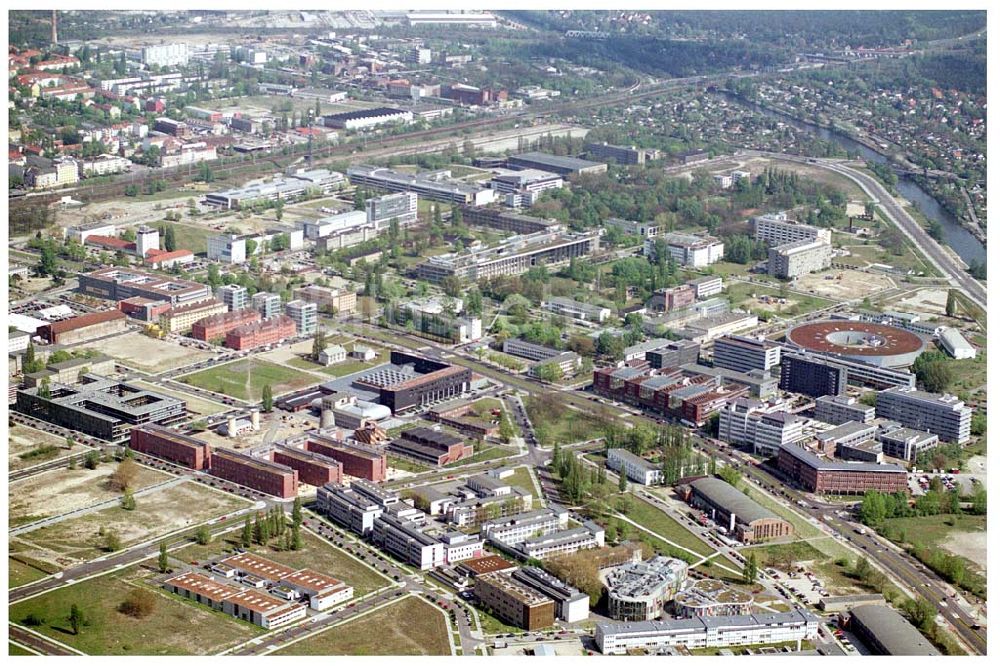 Berlin -Adlershof aus der Vogelperspektive: Forschungs- und Entwicklungsgebiet WISTAS in Berlin -Adlershof mit dem Ringteilchenbeschleuniger Bessy 2 am Teltowkanal