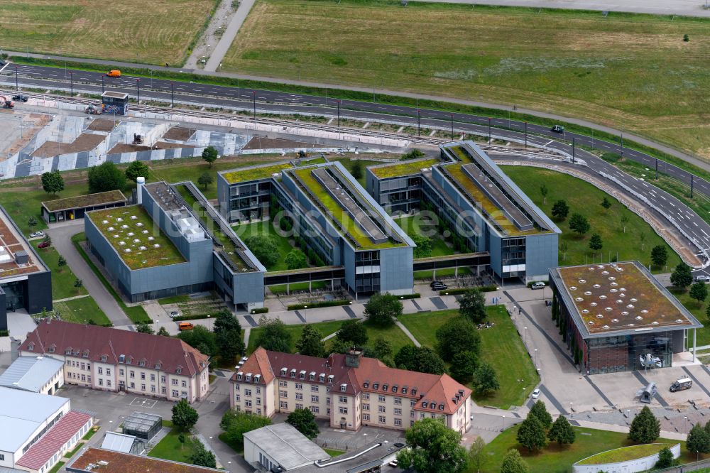 Freiburg im Breisgau aus der Vogelperspektive: Forschungs- Gebäude und Bürokomplex der Albert-Ludwigs-Universität Freiburg an der Georges-Köhler-Allee in Freiburg im Breisgau im Bundesland Baden-Württemberg, Deutschland