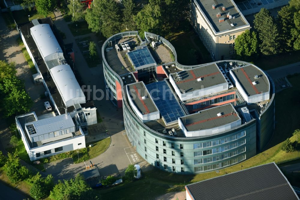 Rostock aus der Vogelperspektive: Forschungs- Gebäude und Bürokomplex der Biotechnologieunternehmen Seracell Pharma AG und der Centogene AG in Rostock im Bundesland Mecklenburg-Vorpommern, Deutschland