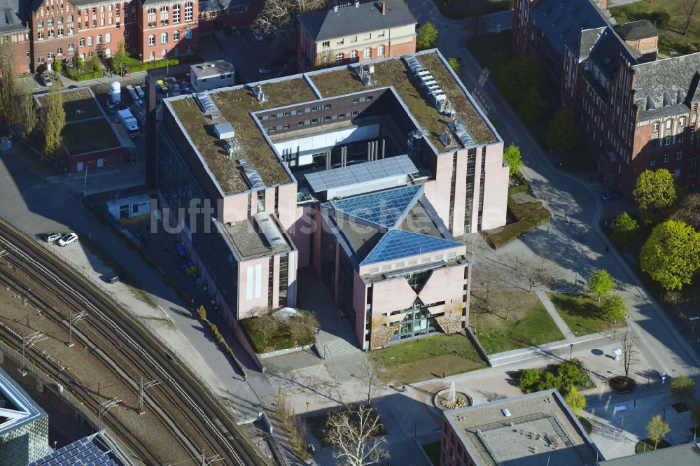 Luftbild Berlin - Forschungs- Gebäude und Bürokomplex vom Deutsches Rheuma-Forschungszentrum (DRFZ) und dem Max-Planck-Institut für Infektionsbiologie am Virchowweg in Berlin, Deutschland