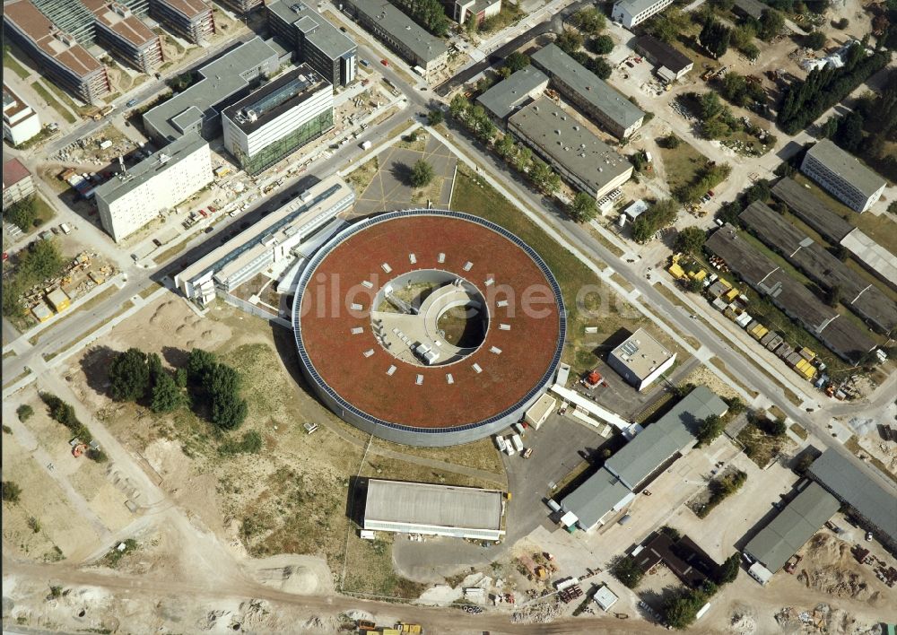 Berlin von oben - Forschungs- Gebäude und Bürokomplex Elektronen- Speicherring BESSY - Synchrotronstrahlungsquelle im Ortsteil Adlershof in Berlin, Deutschland