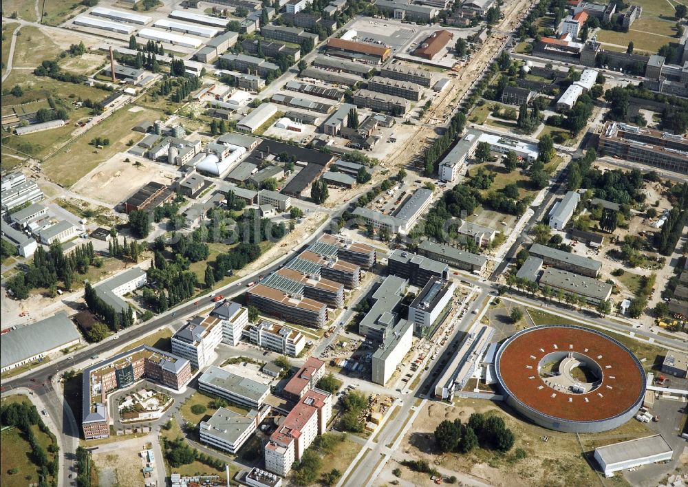 Luftbild Berlin - Forschungs- Gebäude und Bürokomplex Elektronen- Speicherring BESSY - Synchrotronstrahlungsquelle im Ortsteil Adlershof in Berlin, Deutschland