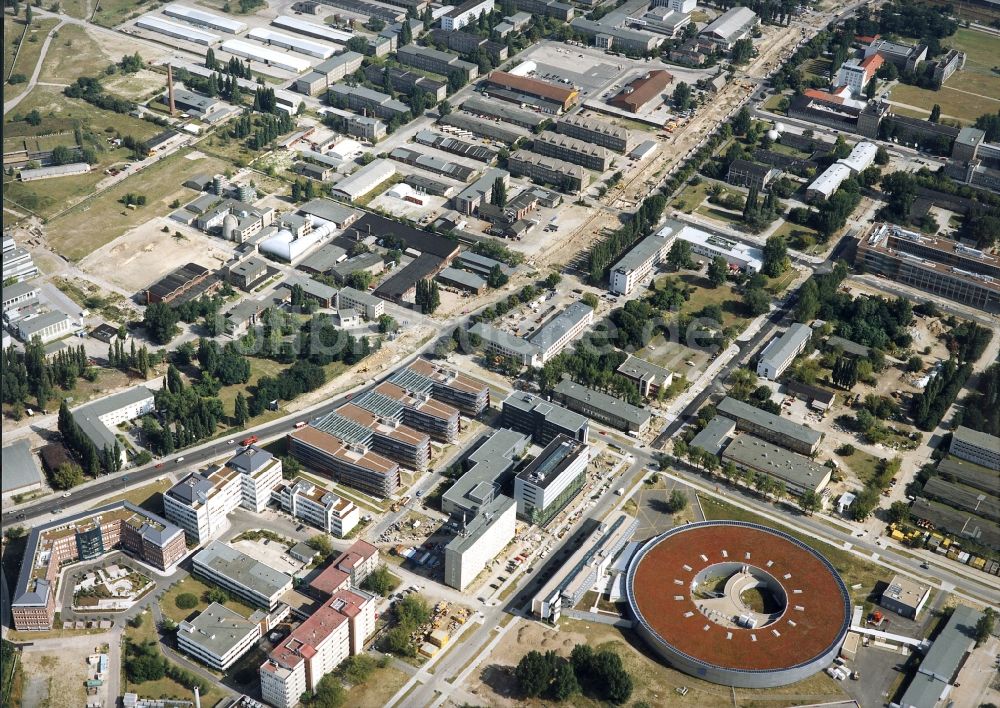 Luftaufnahme Berlin - Forschungs- Gebäude und Bürokomplex Elektronen- Speicherring BESSY - Synchrotronstrahlungsquelle im Ortsteil Adlershof in Berlin, Deutschland