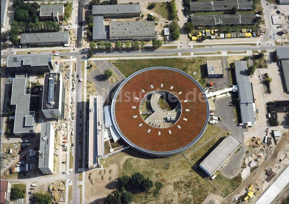 Berlin von oben - Forschungs- Gebäude und Bürokomplex Elektronen- Speicherring BESSY - Synchrotronstrahlungsquelle im Ortsteil Adlershof in Berlin, Deutschland