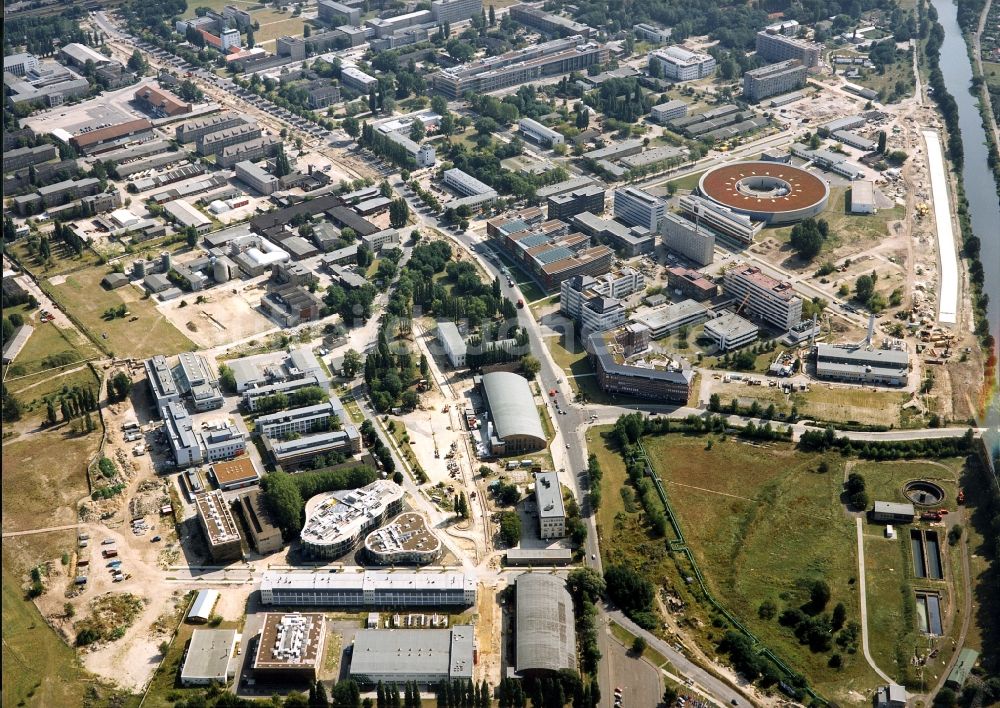 Berlin aus der Vogelperspektive: Forschungs- Gebäude und Bürokomplex Elektronen- Speicherring BESSY - Synchrotronstrahlungsquelle im Ortsteil Adlershof in Berlin, Deutschland