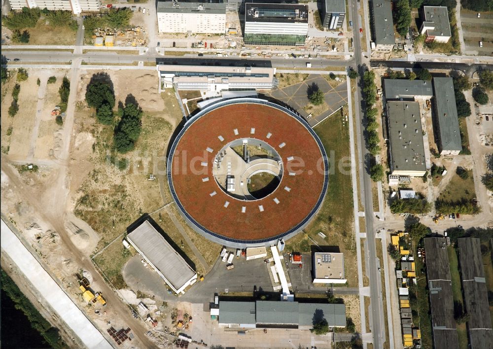 Berlin von oben - Forschungs- Gebäude und Bürokomplex Elektronen- Speicherring BESSY - Synchrotronstrahlungsquelle im Ortsteil Adlershof in Berlin, Deutschland