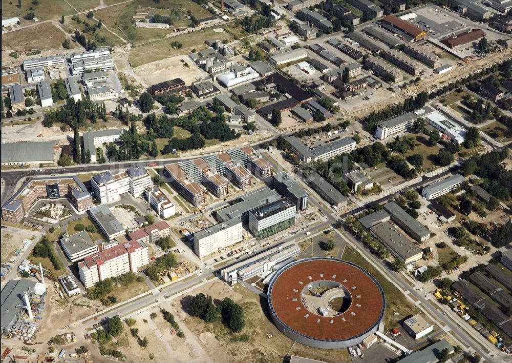 Berlin aus der Vogelperspektive: Forschungs- Gebäude und Bürokomplex Elektronen- Speicherring BESSY - Synchrotronstrahlungsquelle im Ortsteil Adlershof in Berlin, Deutschland