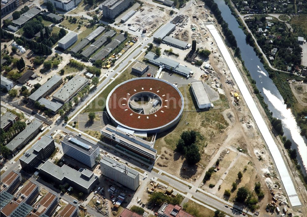 Luftbild Berlin - Forschungs- Gebäude und Bürokomplex Elektronen- Speicherring BESSY - Synchrotronstrahlungsquelle im Ortsteil Adlershof in Berlin, Deutschland