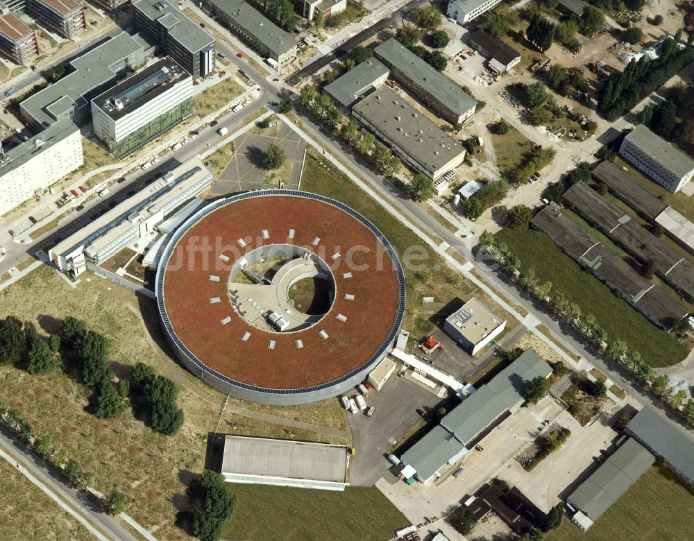 Luftbild Berlin - Forschungs- Gebäude und Bürokomplex Elektronen- Speicherring BESSY - Synchrotronstrahlungsquelle im Ortsteil Adlershof in Berlin, Deutschland