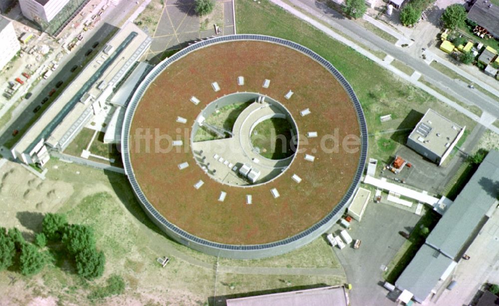 Berlin von oben - Forschungs- Gebäude und Bürokomplex Elektronen- Speicherring BESSY - Synchrotronstrahlungsquelle im Ortsteil Adlershof in Berlin, Deutschland