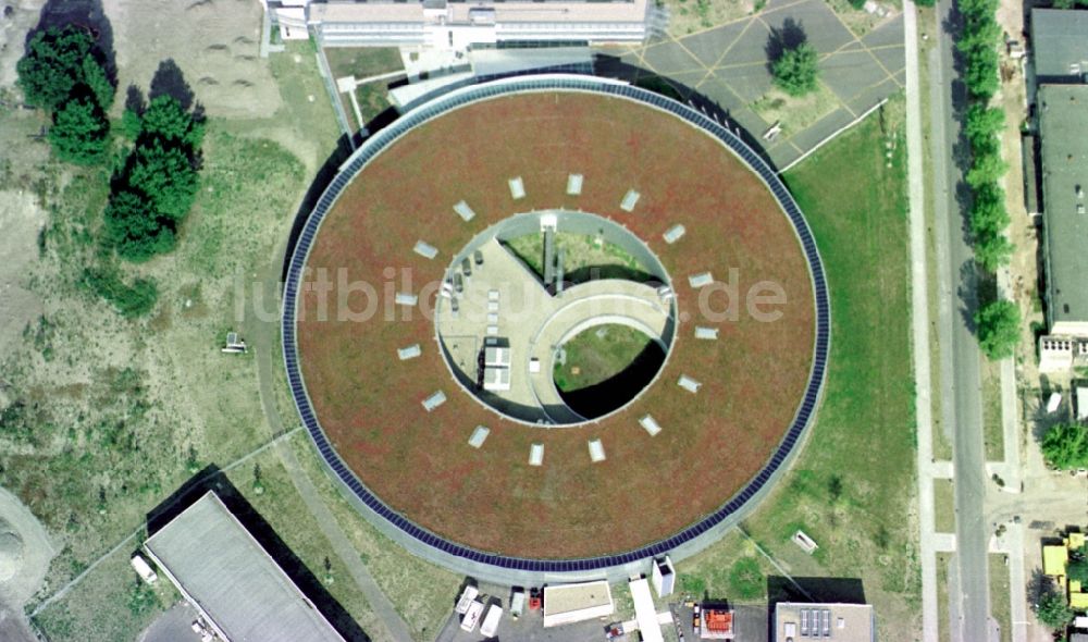 Luftbild Berlin - Forschungs- Gebäude und Bürokomplex Elektronen- Speicherring BESSY - Synchrotronstrahlungsquelle im Ortsteil Adlershof in Berlin, Deutschland