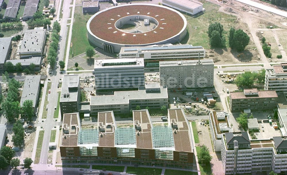 Berlin von oben - Forschungs- Gebäude und Bürokomplex Elektronen- Speicherring BESSY - Synchrotronstrahlungsquelle im Ortsteil Adlershof in Berlin, Deutschland