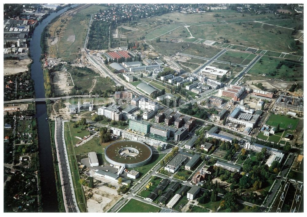 Luftbild Berlin - Forschungs- Gebäude und Bürokomplex Elektronen- Speicherring BESSY - Synchrotronstrahlungsquelle im Ortsteil Adlershof in Berlin, Deutschland