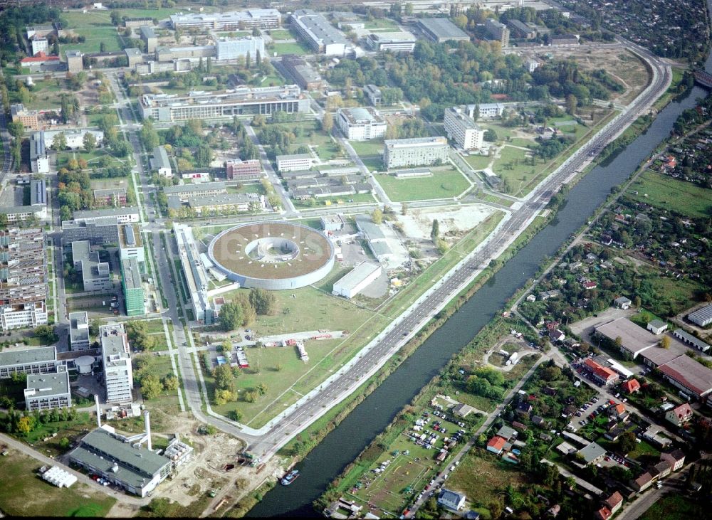 Luftaufnahme Berlin - Forschungs- Gebäude und Bürokomplex Elektronen- Speicherring BESSY - Synchrotronstrahlungsquelle im Ortsteil Adlershof in Berlin, Deutschland