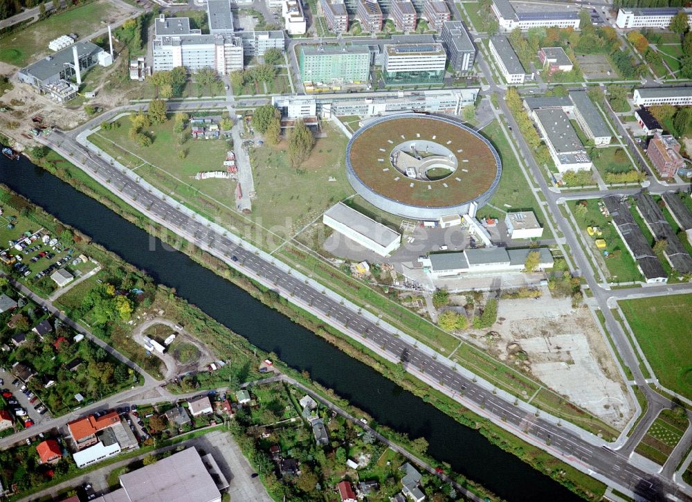 Berlin aus der Vogelperspektive: Forschungs- Gebäude und Bürokomplex Elektronen- Speicherring BESSY - Synchrotronstrahlungsquelle im Ortsteil Adlershof in Berlin, Deutschland