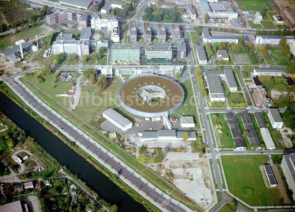 Luftbild Berlin - Forschungs- Gebäude und Bürokomplex Elektronen- Speicherring BESSY - Synchrotronstrahlungsquelle im Ortsteil Adlershof in Berlin, Deutschland