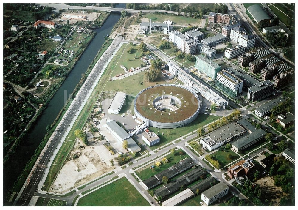 Luftaufnahme Berlin - Forschungs- Gebäude und Bürokomplex Elektronen- Speicherring BESSY - Synchrotronstrahlungsquelle im Ortsteil Adlershof in Berlin, Deutschland