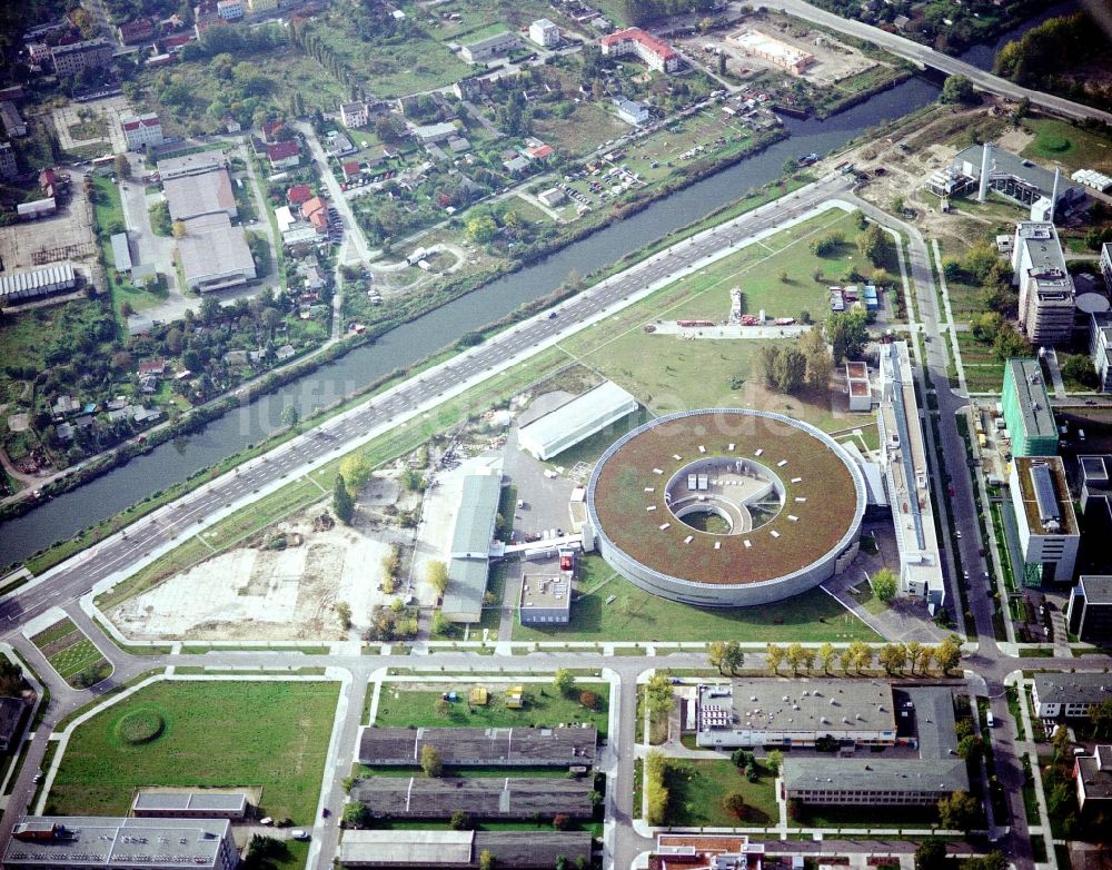 Berlin von oben - Forschungs- Gebäude und Bürokomplex Elektronen- Speicherring BESSY - Synchrotronstrahlungsquelle im Ortsteil Adlershof in Berlin, Deutschland