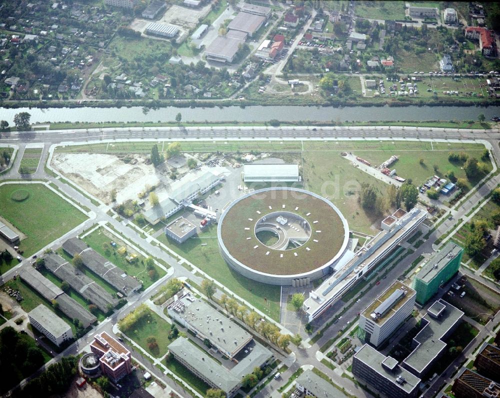 Berlin aus der Vogelperspektive: Forschungs- Gebäude und Bürokomplex Elektronen- Speicherring BESSY - Synchrotronstrahlungsquelle im Ortsteil Adlershof in Berlin, Deutschland