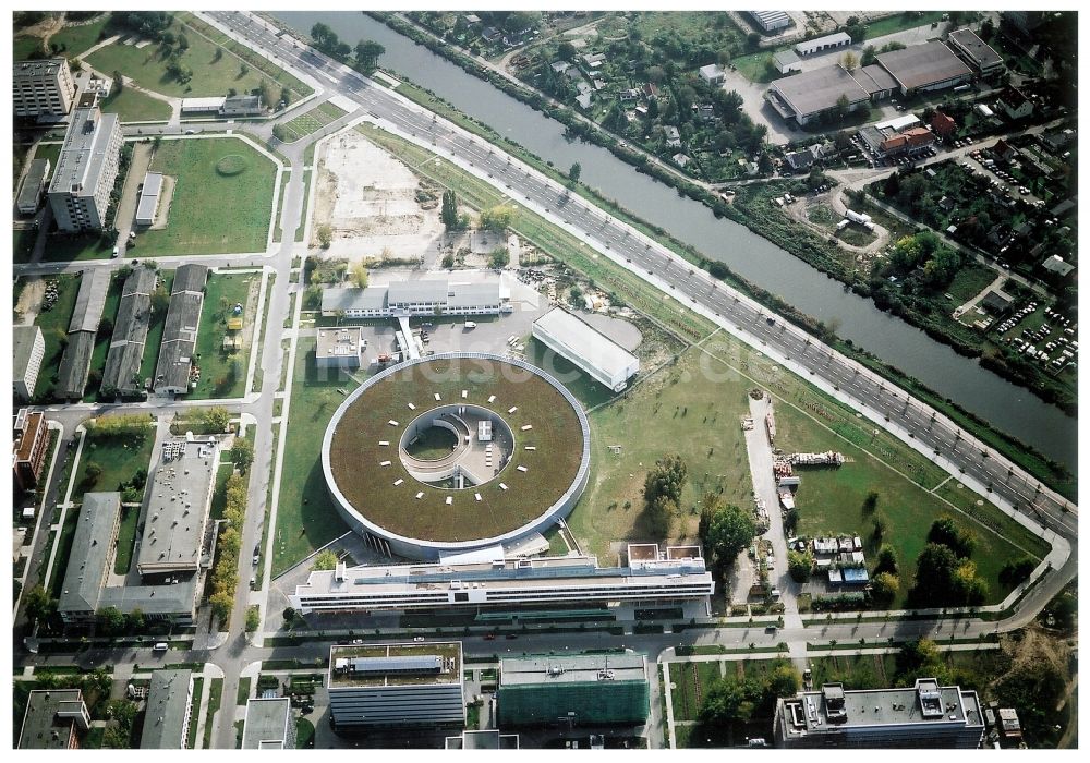 Luftaufnahme Berlin - Forschungs- Gebäude und Bürokomplex Elektronen- Speicherring BESSY - Synchrotronstrahlungsquelle im Ortsteil Adlershof in Berlin, Deutschland