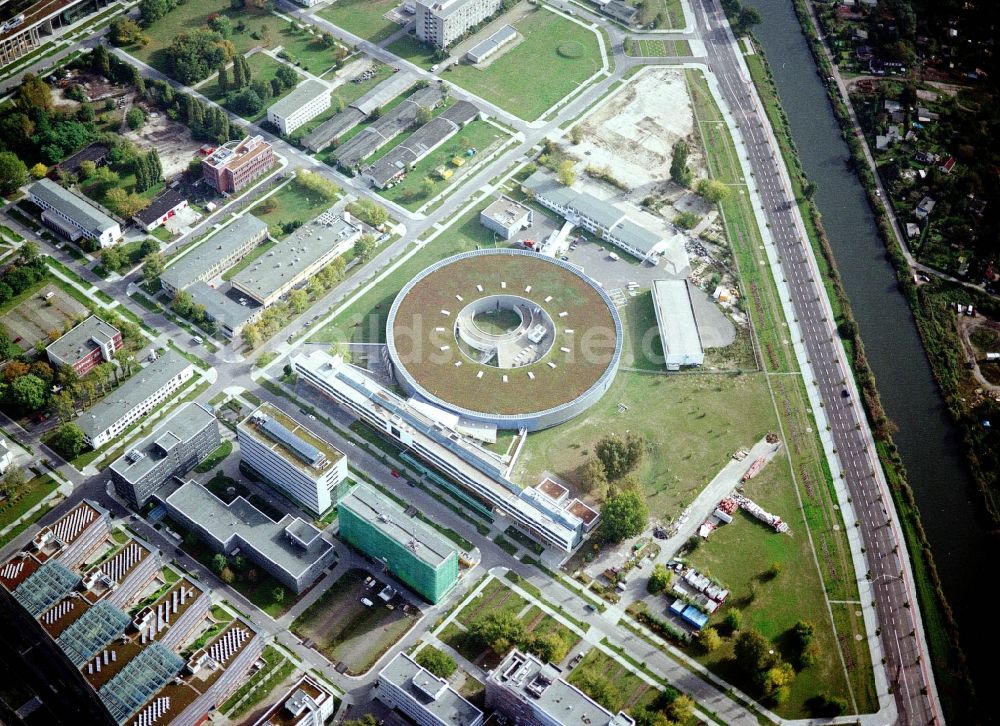 Berlin von oben - Forschungs- Gebäude und Bürokomplex Elektronen- Speicherring BESSY - Synchrotronstrahlungsquelle im Ortsteil Adlershof in Berlin, Deutschland