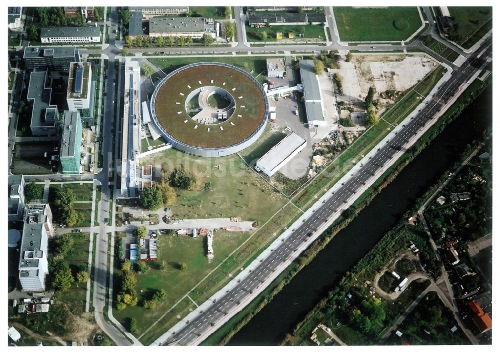 Berlin aus der Vogelperspektive: Forschungs- Gebäude und Bürokomplex Elektronen- Speicherring BESSY - Synchrotronstrahlungsquelle im Ortsteil Adlershof in Berlin, Deutschland