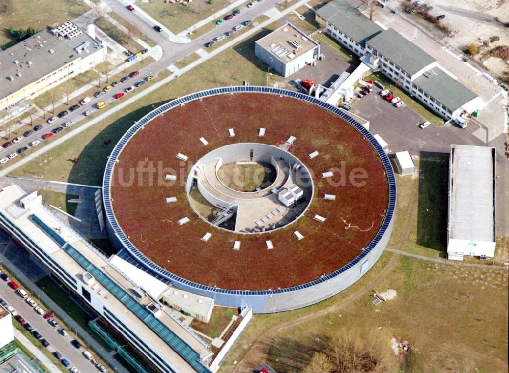 Luftaufnahme Berlin - Forschungs- Gebäude und Bürokomplex Elektronen- Speicherring BESSY - Synchrotronstrahlungsquelle im Ortsteil Adlershof in Berlin, Deutschland