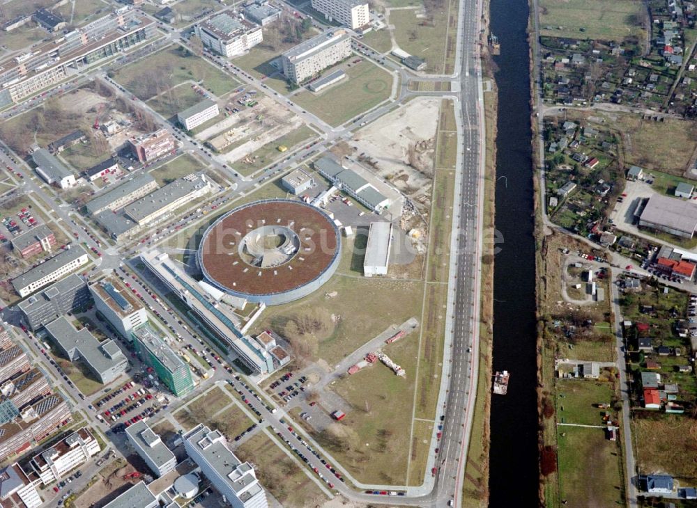 Luftaufnahme Berlin - Forschungs- Gebäude und Bürokomplex Elektronen- Speicherring BESSY - Synchrotronstrahlungsquelle im Ortsteil Adlershof in Berlin, Deutschland