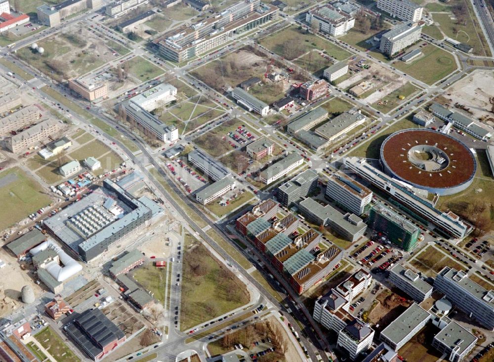 Berlin von oben - Forschungs- Gebäude und Bürokomplex Elektronen- Speicherring BESSY - Synchrotronstrahlungsquelle im Ortsteil Adlershof in Berlin, Deutschland