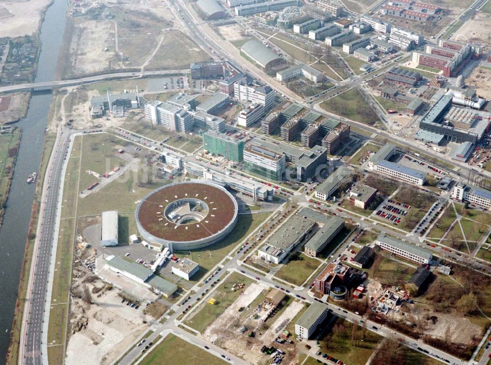 Berlin aus der Vogelperspektive: Forschungs- Gebäude und Bürokomplex Elektronen- Speicherring BESSY - Synchrotronstrahlungsquelle im Ortsteil Adlershof in Berlin, Deutschland