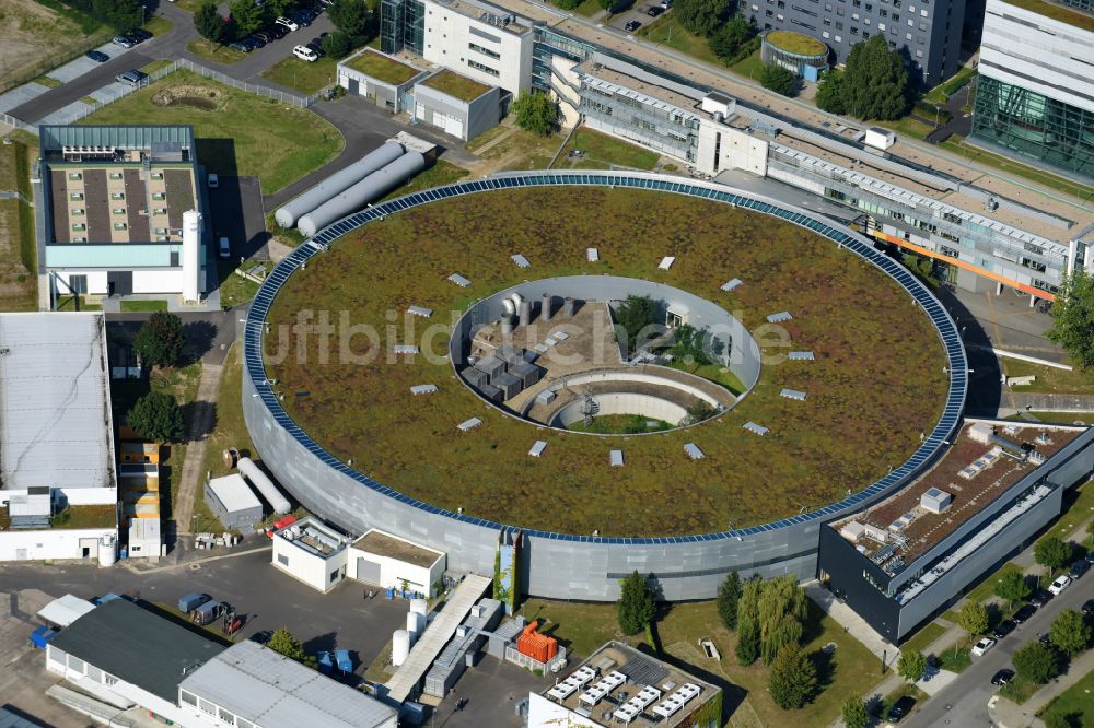 Luftaufnahme Berlin - Forschungs- Gebäude und Bürokomplex Elektronen- Speicherring BESSY - Synchrotronstrahlungsquelle im Ortsteil Adlershof in Berlin, Deutschland