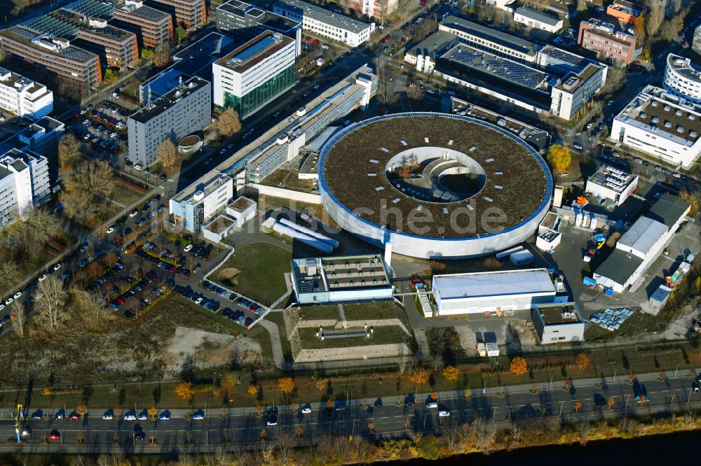 Berlin aus der Vogelperspektive: Forschungs- Gebäude und Bürokomplex Elektronen- Speicherring BESSY - Synchrotronstrahlungsquelle im Ortsteil Adlershof in Berlin, Deutschland