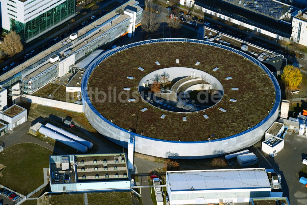 Luftaufnahme Berlin - Forschungs- Gebäude und Bürokomplex Elektronen- Speicherring BESSY - Synchrotronstrahlungsquelle im Ortsteil Adlershof in Berlin, Deutschland