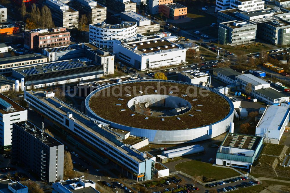 Berlin aus der Vogelperspektive: Forschungs- Gebäude und Bürokomplex Elektronen- Speicherring BESSY - Synchrotronstrahlungsquelle im Ortsteil Adlershof in Berlin, Deutschland