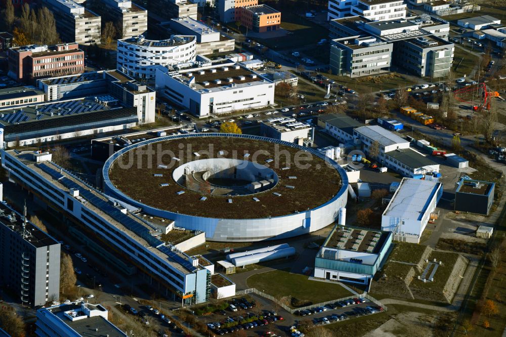 Luftbild Berlin - Forschungs- Gebäude und Bürokomplex Elektronen- Speicherring BESSY - Synchrotronstrahlungsquelle im Ortsteil Adlershof in Berlin, Deutschland