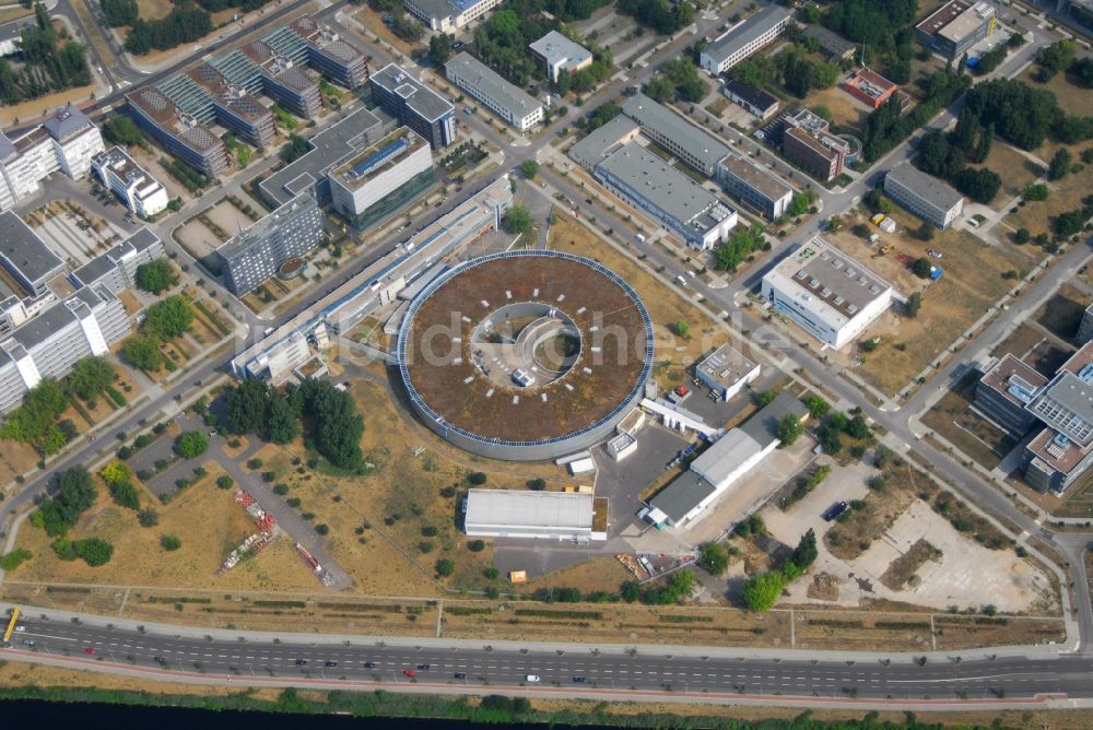 Luftaufnahme Berlin - Forschungs- Gebäude und Bürokomplex Elektronen- Speicherring BESSY - Synchrotronstrahlungsquelle im Ortsteil Adlershof in Berlin, Deutschland